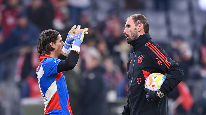 Tom Starke (r.) im Gespräch mit Bayerns neuem Torwart Yann Sommer.