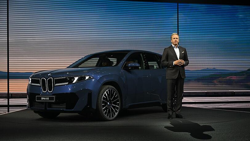 Konzernchef Oliver Zipse greift bei der Vorstellung des BMW iX3 zu Superlativen.
