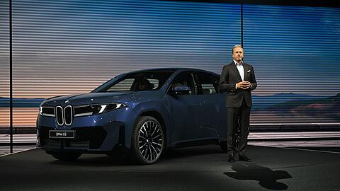 Konzernchef Oliver Zipse greift bei der Vorstellung des BMW iX3 zu Superlativen.