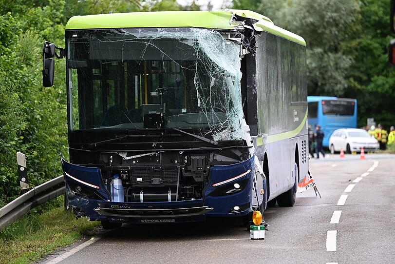 Der Linienbus steht nach dem Zusammenstoß mit einem anderen Bus beschädigt auf der Straße. Der Linienbus steht nach dem Zusammenstoß mit einem anderen Bus beschädigt auf der Straße.