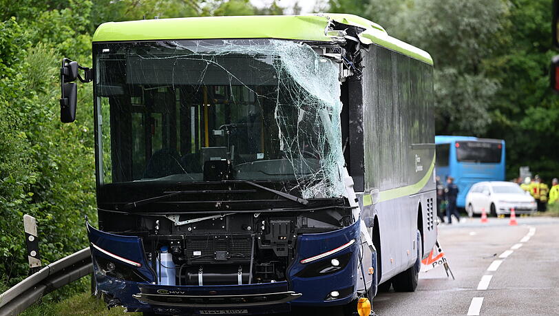 Der Linienbus steht nach dem Zusammenstoß mit einem anderen Bus beschädigt auf der Straße. Der Linienbus steht nach dem Zusammenstoß mit einem anderen Bus beschädigt auf der Straße.