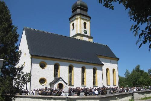 Die Trauergäste vor der St. Peter und Paul-Kirche in Petersthal