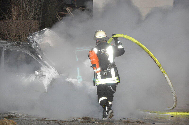 Ein Pkw brennt auf der AÖ2 in Töging am Inn. die Brandursache war vermutlich ein technischer Defekt. Personen wurden nicht verletzt.