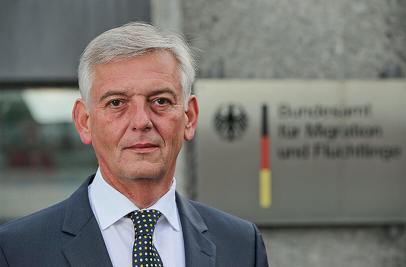 Das Bundesamt für Migration und Flüchtlinge (hier: Präsident Manfred Schmidt) rechnet mit bis zu 200 000 Flüchtlings-Erstanträgen im nächsten Jahr.