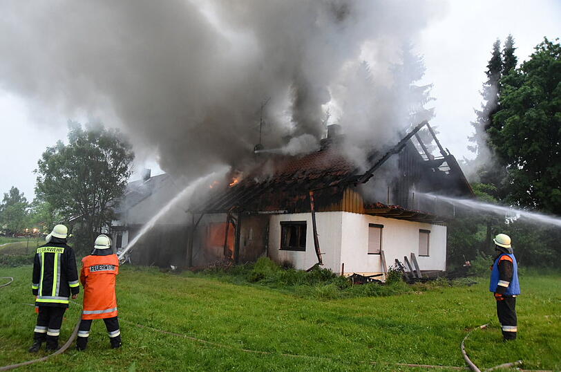 Stundenlang kämpfte die Feuerwehr gegen die Flammen in Vilsheim-Kemoden. Die Bilder vom Einsatz.