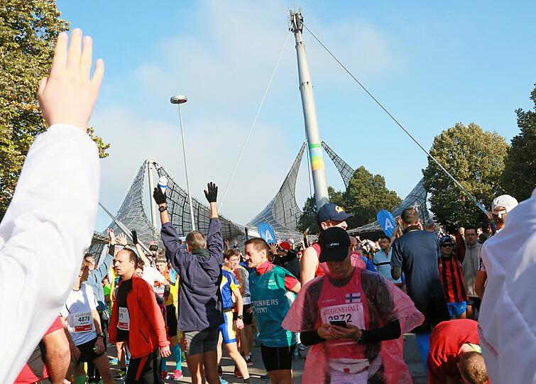Sonnenschein und weiß-blauer Himmel: Beim München Marathon hatten die Teilnehmer perfekte Wetterbedingungen. Die Bilder zum Durchklicken.