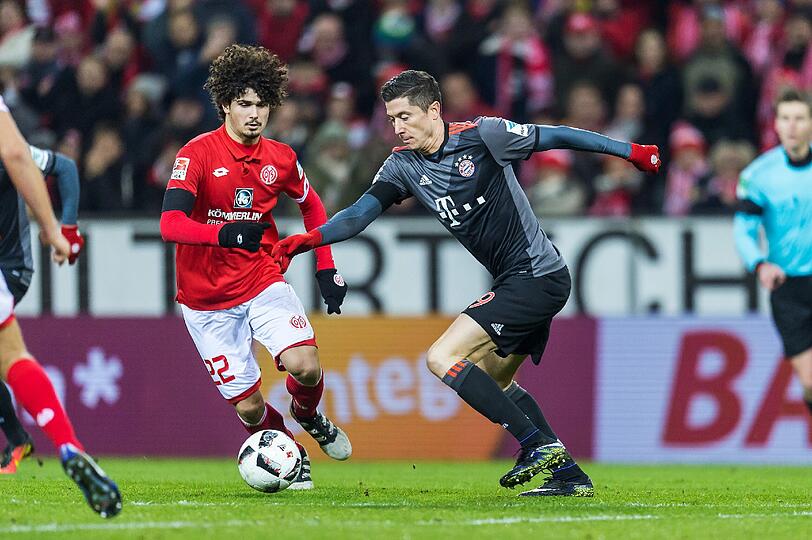 ROBERT LEWANDOWSKI:  NOTE 2.
Endlich trifft er wieder! Nach vier Matches Ballerpause zeigte  
der Torjäger wieder seine Qualitäten. Im 12. Liga-Spiel gegen Mainz  
sein zehntes und elftes Tor &ndash; kein Spieler traf häufiger gegen den FSV.
