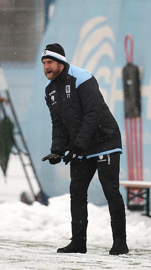 Schneegestöber und Fußball geht nicht? geht doch! Der TSV 1860 testete gegen Wacker Innsbruck auf schneeweißem Kunstrasen an der Grünwalder Straße - vorher mussten Funktionäre und Nachwuchsspieler Schneeschippen.