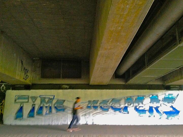 Unter der Brudermühlbrücke schaut's jedes Jahr anders bunt aus: Grafittisprayer verkünstlern sich hier bei "Isart".