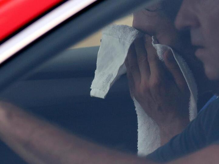 Nach seinem Aus bei der Tour de France sitzt Thibaut Pinot weinend im Begleitauto seines Teams.