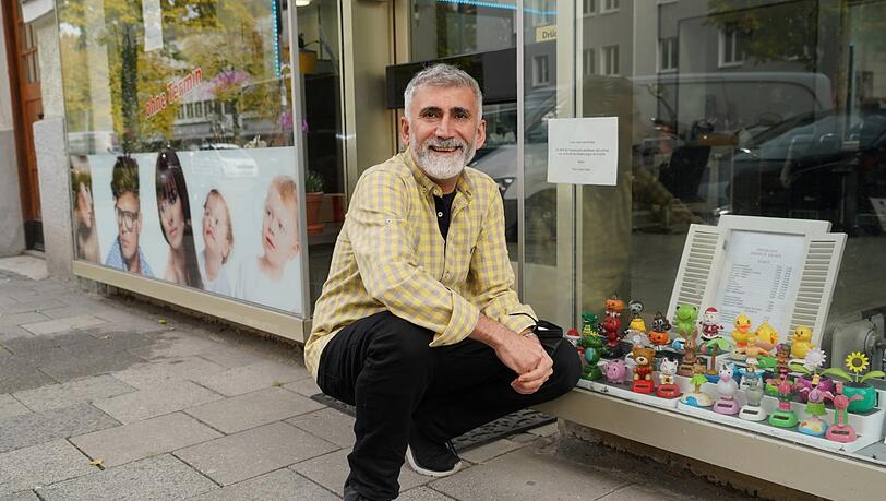 "Ich glaube, das wird gut", sagt Friseur Adnan Weli, der vom Neubau neue Kunden erwartet. Bisher locken seine Wackelfiguren Kundschaft an. "Ich glaube, das wird gut", sagt Friseur Adnan Weli, der vom Neubau neue Kunden erwartet. Bisher locken seine Wackelfiguren Kundschaft an.