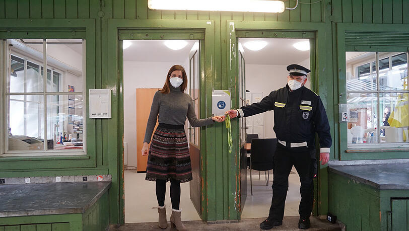 Schlüsselübergabe: Werkleiterin Kristina Frank und Marktaufseher Jörg Klärner. Schlüsselübergabe: Werkleiterin Kristina Frank und Marktaufseher Jörg Klärner.