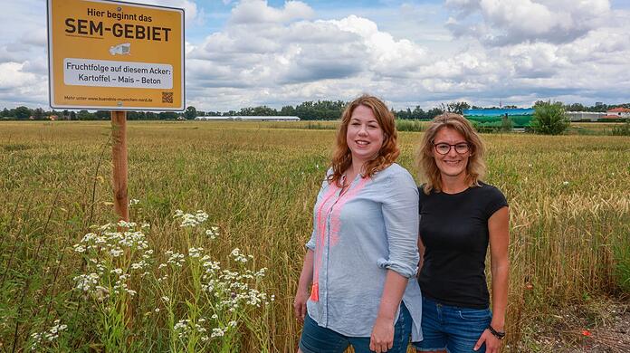Theresa Kassner (r.) und Sonja Lechmeier und vom "Bündnis München Nord" gehören zu den Mitorganisatoren der Sonntags-Radltour durch den Münchner Norden.