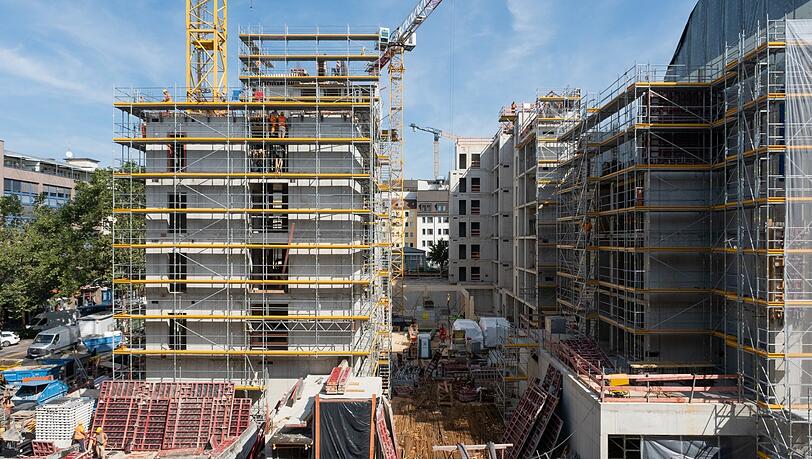 Blick auf die Baustelle: Hier entsteht inmitten des südlichen Bahnhofsviertels das Bürohaus "The Stack" mit Platz für 1000 Arbeitskräfte, Dachterrasse und grüner Fassade.
