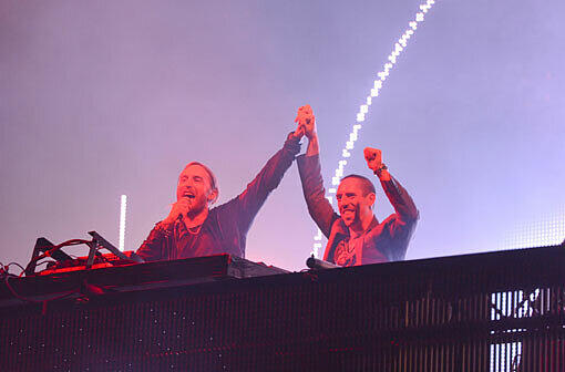 Der emotionale Höhepunkt im Konzert von Star-DJ David Guetta in München: Bayern-Star Franck Ribery (r.) steht neben seinem franzöischen Landsmann auf der Bühne am Königsplatz.