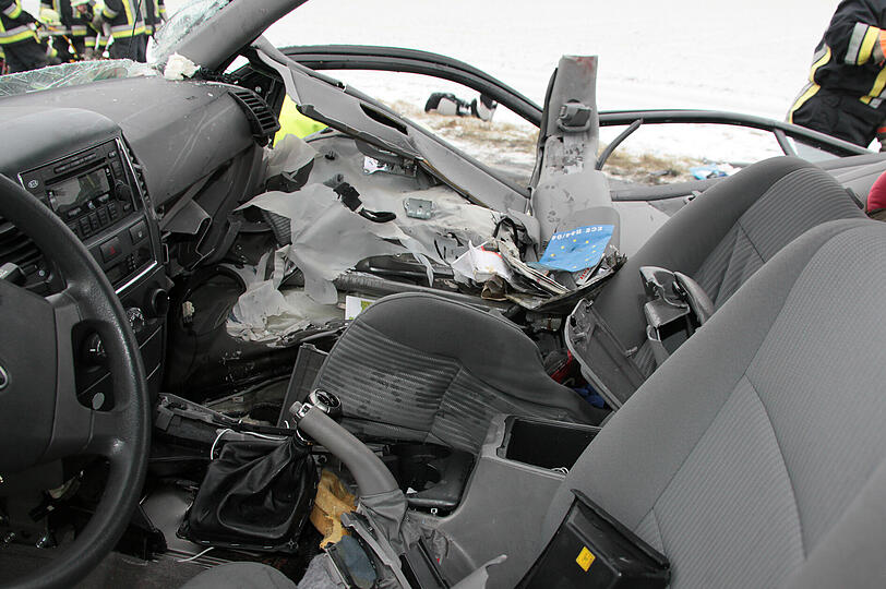 Die Bilder von dem Unfall auf der B12 bei Putzbrunn.