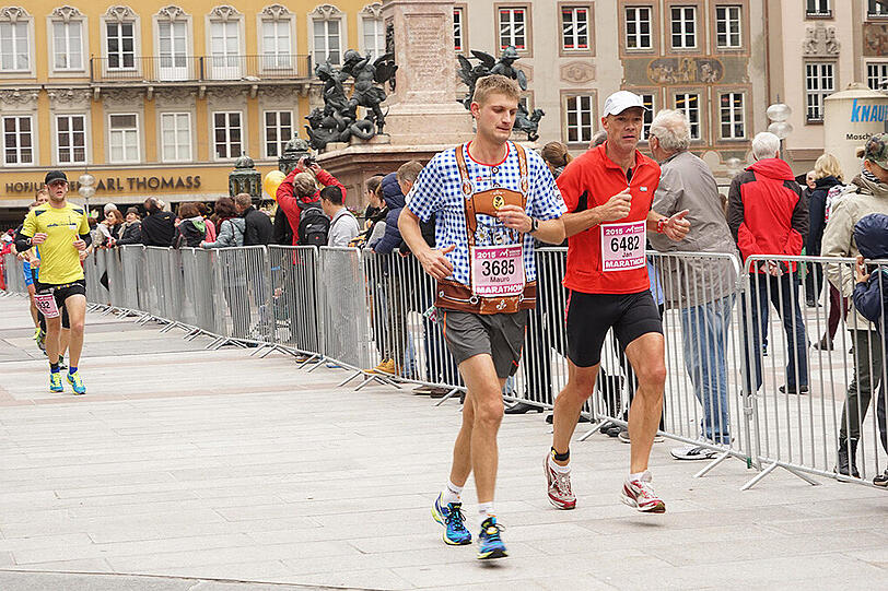 Die Läufer und Läuferinnen des 30. München Marathon am 11.20.2015