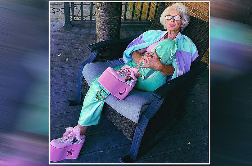 88 und trotzdem supercool auf dem roten Teppich unterwegs! Internet-Star Baddie Winkle war in ihrem hautengen Body samt glitzernen Gehstock wieder einmal der Hingucker bei den MTV Video Music Awards. Sehen Sie in unserer Bilderstrecke die verrücktesten Outfits der Kult-Omi.
