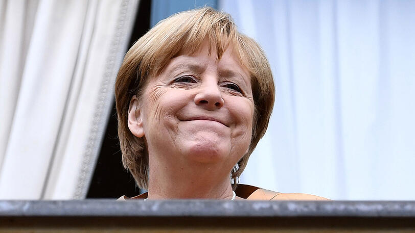 Bundeskanzlerin Angela Merkel steht zur Eröffnung der Bayreuther Festspiele auf dem Balkon des Festspielhauses.