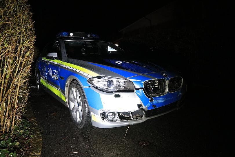 Am Dienstagabend startete ein 26-Tonner eine Amokfahrt und hinterließ eine Spur der Verwüstung. Die Hintergründe sind noch unklar.