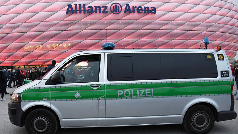 Die Polizei hatte auch in der Allianz Arena alle Hände voll zu tun. Die Polizei hatte auch in der Allianz Arena alle Hände voll zu tun.
