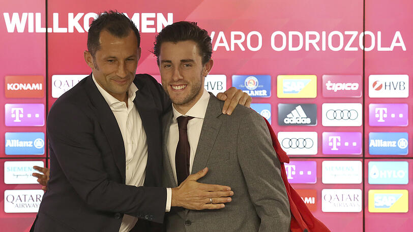 Odriozola (r.) bei seiner offiziellen Vorstellung mit Sportdirektor Hasan Salihamidzic.