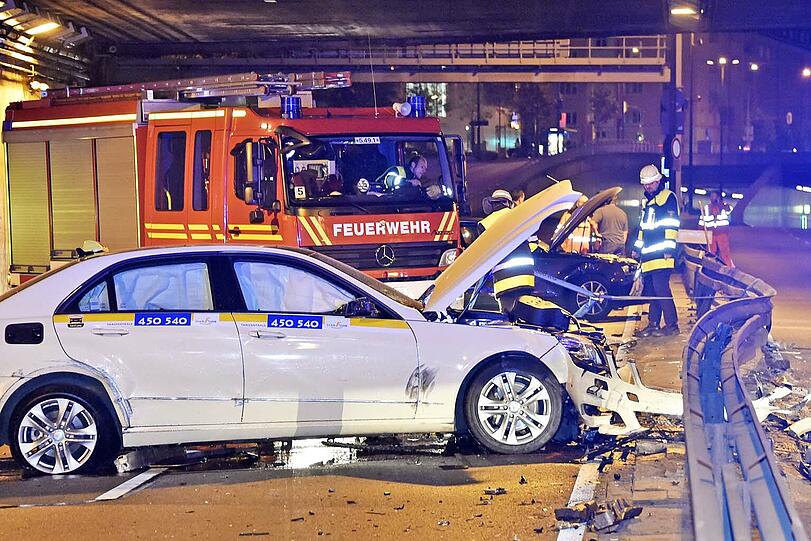 Die Autos kollidierten mit einer solchen Wucht, dass Teile der Planke und zahlreiche Fahrzeugtrümmer auf die Gegenfahrbahn geschleudert wurden.