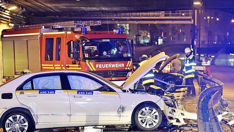 Die Autos kollidierten mit einer solchen Wucht, dass Teile der Planke und zahlreiche Fahrzeugtrümmer auf die Gegenfahrbahn geschleudert wurden. Die Autos kollidierten mit einer solchen Wucht, dass Teile der Planke und zahlreiche Fahrzeugtrümmer auf die Gegenfahrbahn geschleudert wurden.