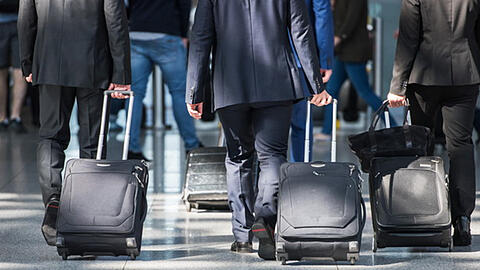 Der oder die Täter klauten die Taschen der Zugbegleiter (Symbolbild).