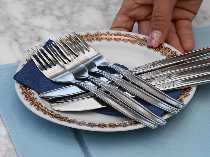 Ein Teller mit Besteck in einem Restaurant. Der Umsatz im Gastgewerbe ist leicht zurückgegangen.