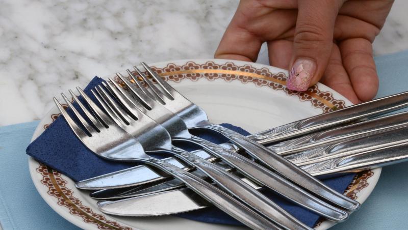 Ein Teller mit Besteck in einem Restaurant. Der Umsatz im Gastgewerbe ist leicht zurückgegangen. Ein Teller mit Besteck in einem Restaurant. Der Umsatz im Gastgewerbe ist leicht zurückgegangen.