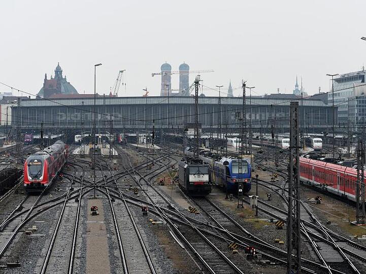 Züge fahren am Münchner Hauptbahnhof ein und aus. Foto: Felix Hörhager/dpa/Archivbild