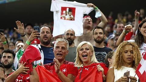 Fans der Schweiz jubeln während des Achtelfinalspiels.