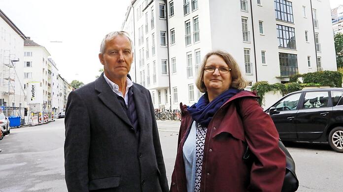 Heiko Hüttenrausch und Michaela Weiß haben in dem Haus in der Arcisstraße hinter ihnen vor zwei Jahren psychisch kranke Menschen betreut. Doch der Eigentümer erhöhte die Miete so lange, bis ihre Einrichtung den Standort aufgeben musste. Seither herrscht Leerstand.