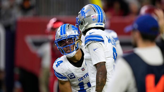 Amon-Ra St. Brown (l.) erzielte seinen siebten Touchdown der Saison.