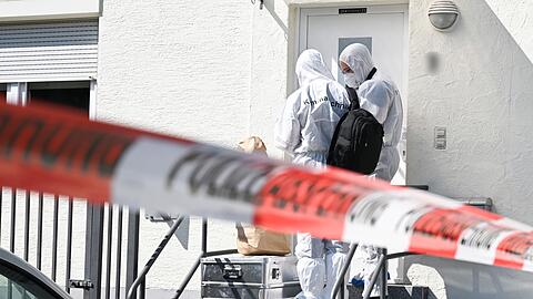Am Tatort werden Spuren gesichert.