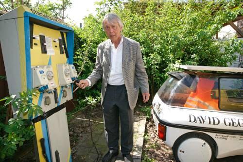 Ex-Stadtrat Bernhard Fricke mit seinem Elektroauto an der alten Solartankstelle der Stadtwerke.