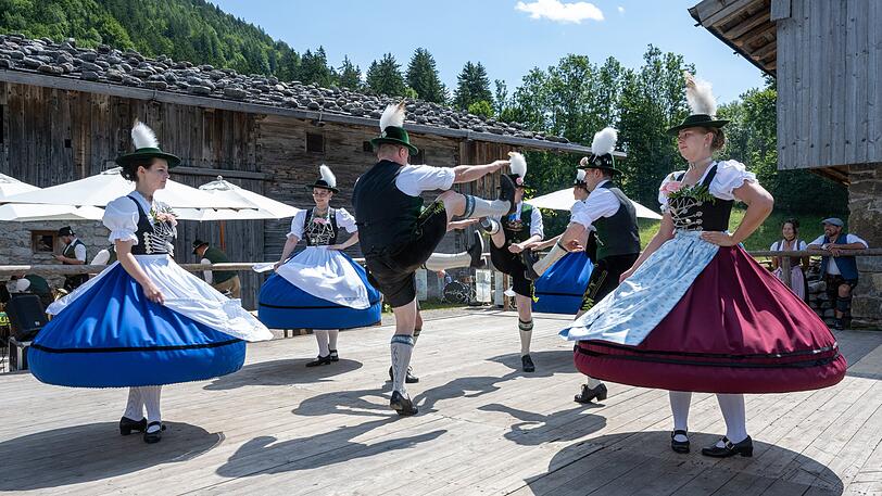 Mit Tracht und Schwung. Mit Tracht und Schwung.