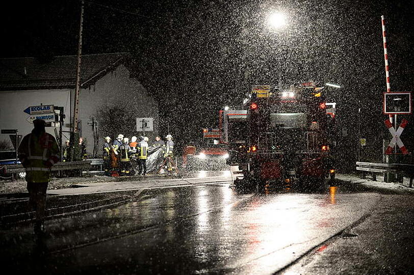Tödlicher Unfall am Bahnübergang: Die Bilder vom Feuerwehreinsatz.