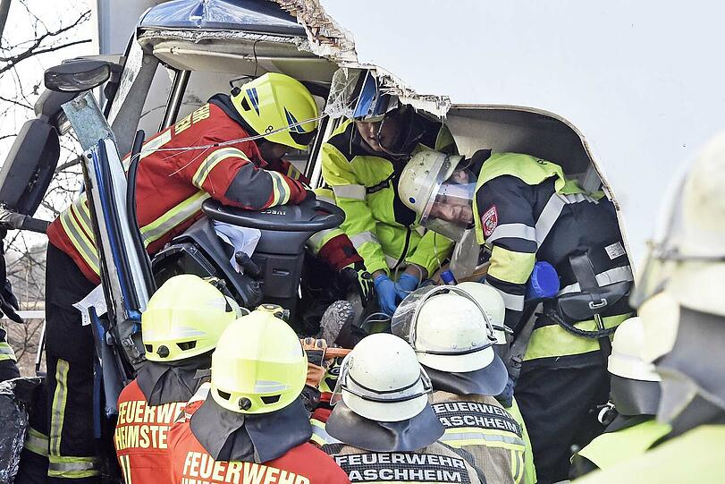 Die Bilder vom schweren Lkw-Unfall auf der A99.