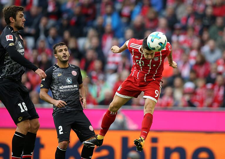 Auch beim 4:0 im Hinspiel war Bayern-Torjäger Robert Lewandowski zweimal erfolgreich - links die FSVer Stefan Bell und Giulio Donati.