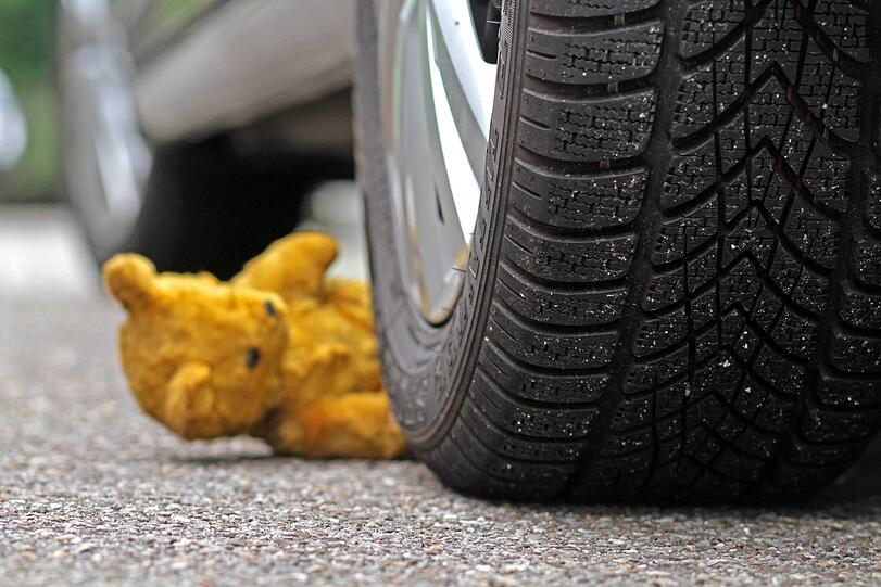 Ein kleiner Junge ist am Dienstag von einem Auto angefahren und schwer verletzt worden. (Symbolbild)