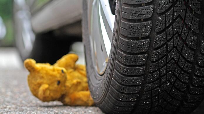 Ein Bub ist am Donnerstag von einem Auto angefahren und schwer verletzt worden. (Symbolbild)