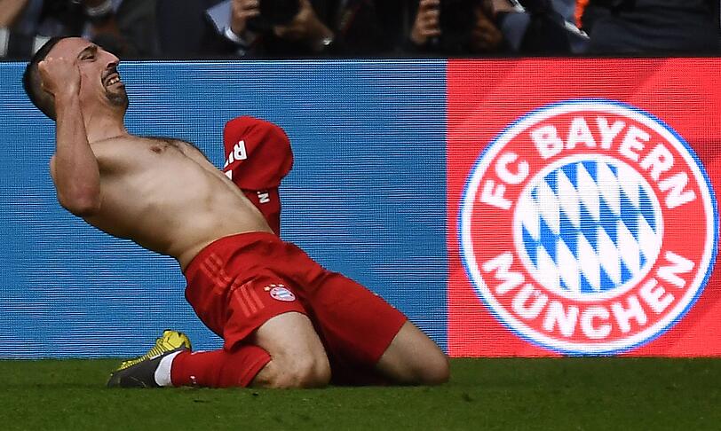 Franck Ribéry, Note 1: Was für ein Abschied! Ribéry wurde im letzten Heimspiel seiner Bayern-Zeit für Coman eingewechselt (61.), das Publikum erhob sich und feierte den Filou. Und dann traf der Franzose auch noch, wunderschön: Ribéry tanzte im Strafraum zwei Frankfurter aus und chippte über Trapp hinweg zum 4:1 ins Tor (72.). Besser geht&rsquo;s nicht! Ribéry hat nun neun Meisterschaften gewonnen &ndash; so viele wie kein anderer Spieler der Bundesliga. Merci, Franck!