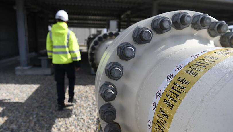 Ein Mitarbeiter geht an einem Teil einer Erdgasleitung am Gelände der Gas Connect Austria Verdichterstation.