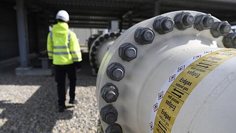 Ein Mitarbeiter geht an einem Teil einer Erdgasleitung am Gelände der Gas Connect Austria Verdichterstation.