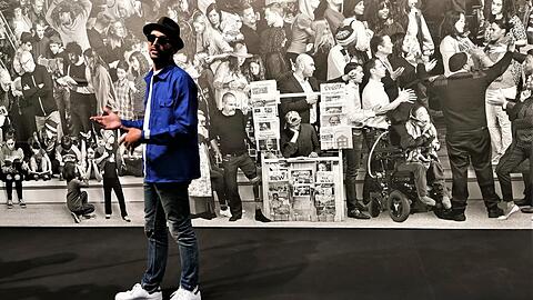 Der französische Künstler JR - vermutlich für Jean René - hat herrliche Geschichten auf Lager, wenn er wie jetzt in München durch seine Ausstellungen führt.