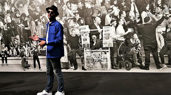 Der französische Künstler JR - vermutlich für Jean René - hat herrliche Geschichten auf Lager, wenn er wie jetzt in München durch seine Ausstellungen führt.
