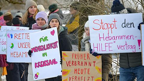 Lautstark machten viele Menschen vor dem Tagungsgel&auml;nde am Kloster Seeon ihrem Unmut Luft - aus ganz unterschiedlichen Gr&uuml;nden.