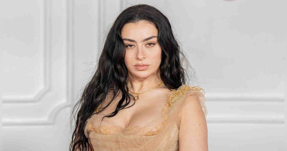 Tr-umt-Charli-xcx-vom-James-Bond-Titelsong-